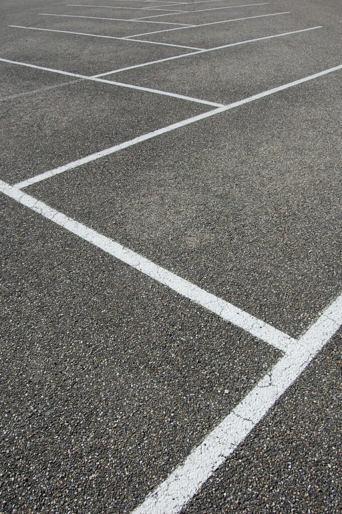 asphalt 343422 1280 681x1024 - Was sollten Sie über die Pflege von Betonflächen wissen?